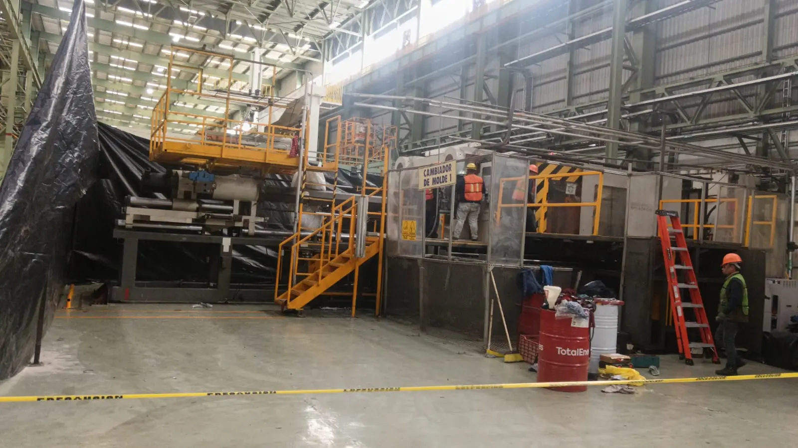 Equipo de trabajo durante un desmantelamiento de maquinaria industrial
